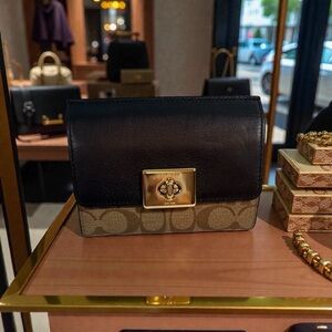 CASSIDY TURNLOCK MEDIUM WALLET IN SIGNATURE CANVAS (COACH F76789) IM/KHAKI/BLACK